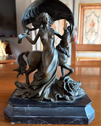 Scultura in bronzo "Signora con cavallo"