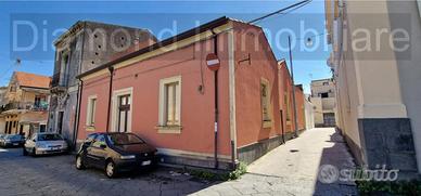 Casa singola con cortile e deposito a Riposto
