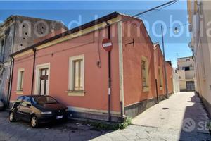 Casa singola con cortile e deposito a Riposto