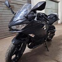 Moto Kawasaki Ninja 400 nera