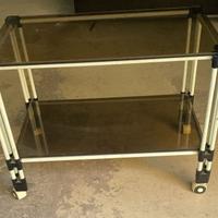Carrello porta TV con ripiani in vetro