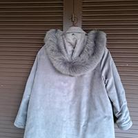 giacca grigia con cappuccio in pelliccia 