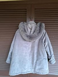 giacca grigia con cappuccio in pelliccia 