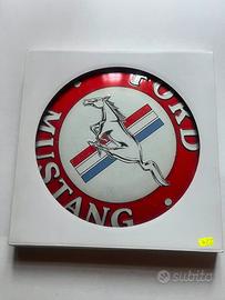 Targa Retrò Ford Mustang Ø 35 cm – 3 Stripes Red