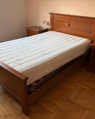 Camera da letto completa stile classico.