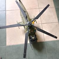 elicottero giocattolo militare 