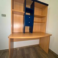 Scrivania da cameretta con cassetti e scaffali