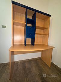 Scrivania da cameretta con cassetti e scaffali