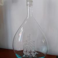 Bottiglia in vetro soffiato con veliero 
