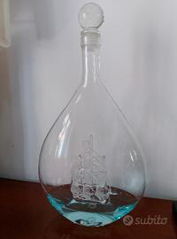 Bottiglia in vetro soffiato con veliero 