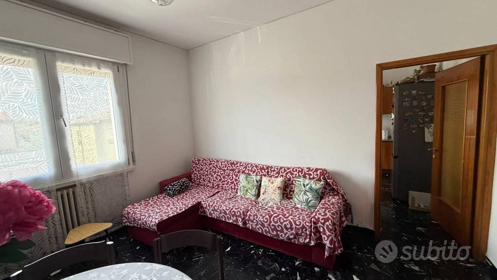 Appartamento di 100 m² con più di 5 locali e box a - Altro