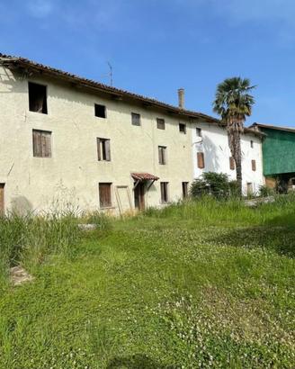 Casale con terreni immerso nella campagna di Mo...
