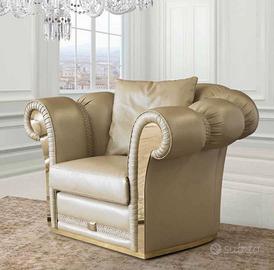 2 POLTRONE IN PELLE E DETTAGLI IN METALLO DORATO