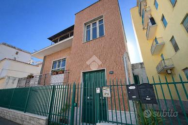 2 LOCALI A TORRE DEL GRECO