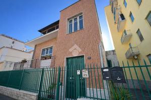 2 LOCALI A TORRE DEL GRECO