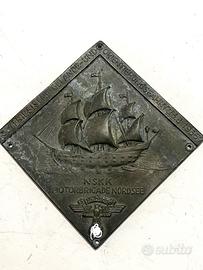 una targa commemorativa