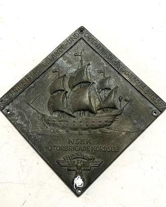 una targa commemorativa