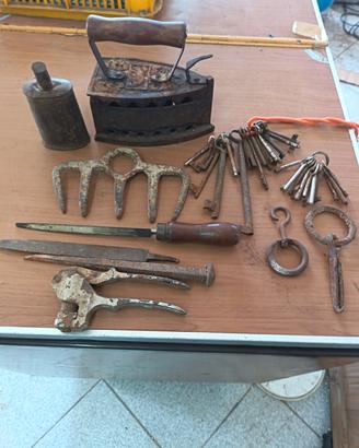 Lotto Oggetti Antichi in Ferro e Rustici Vintage