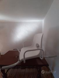 Sedile girevole per vasca da bagno