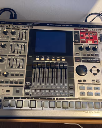 Roland MC-909