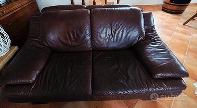 Coppia divani in pelle  identici, 2000 € la coppia