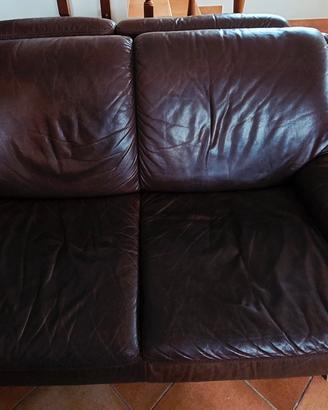 Coppia divani in pelle  identici, 2000 € la coppia