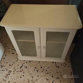 Mobiletto in legno con due ante in vetro