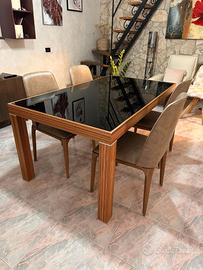 Tavolo moderno con piano in vetro temperato nero