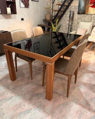 Tavolo moderno con piano in vetro temperato nero