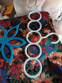 Appendi sciarpe e/o foulards. nuovo
