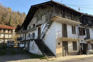 CASA SEMINDIPENDENTE A TRAVES