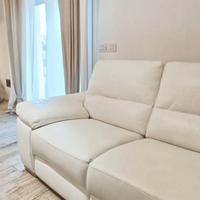 divano bianco in pelle 