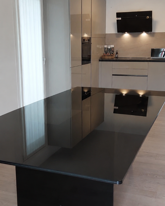 Tavolo design Sovet Regolo vetro fume e rovere
