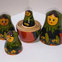 Set di sei matrioske russe originali in legno, un