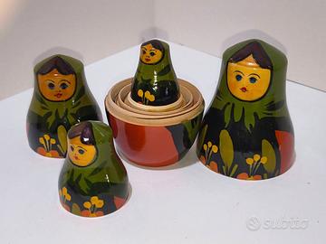 Set di sei matrioske russe originali in legno, un