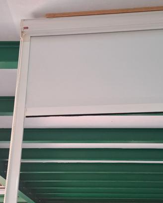 Tenda a rullo oscurante e veneziane