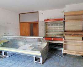 Locale commerciale in villaggio polifunzionale (su