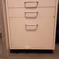 Cassettiera bianca con ruote