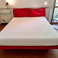 Letto matrimoniale con testiera e comodino