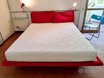 Letto matrimoniale con testiera e comodino