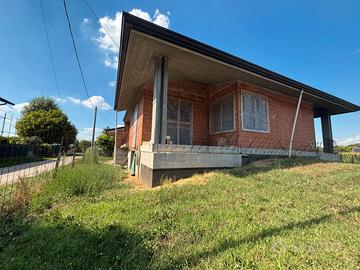 Roverchiara centro: villa singola con giardino