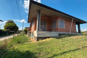 Roverchiara centro: villa singola con giardino