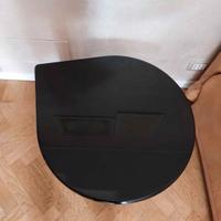 Comodino nero a forma di goccia