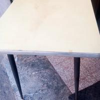 Tavolo in formica 