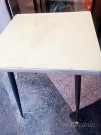 Tavolo in formica 