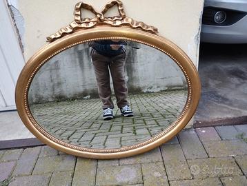 SPECCHIERA OVALE CON CORNICE DORATA