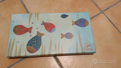 Gioco di pesciolini con calamite da pescare