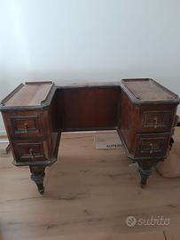 Mobiletto in legno con specchio