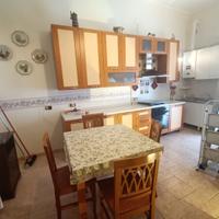 Cucina completa di elettrodomestici con tavolo e s