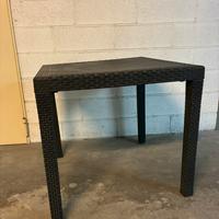 Tavolo e sedie in plastica da esterno